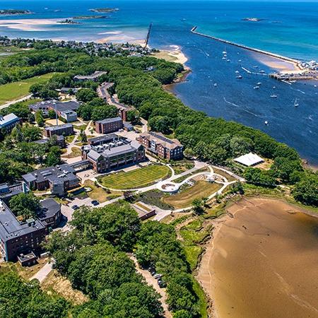 An aerial photo showing part of the Biddeford Campus 和 the Atlantic Ocean